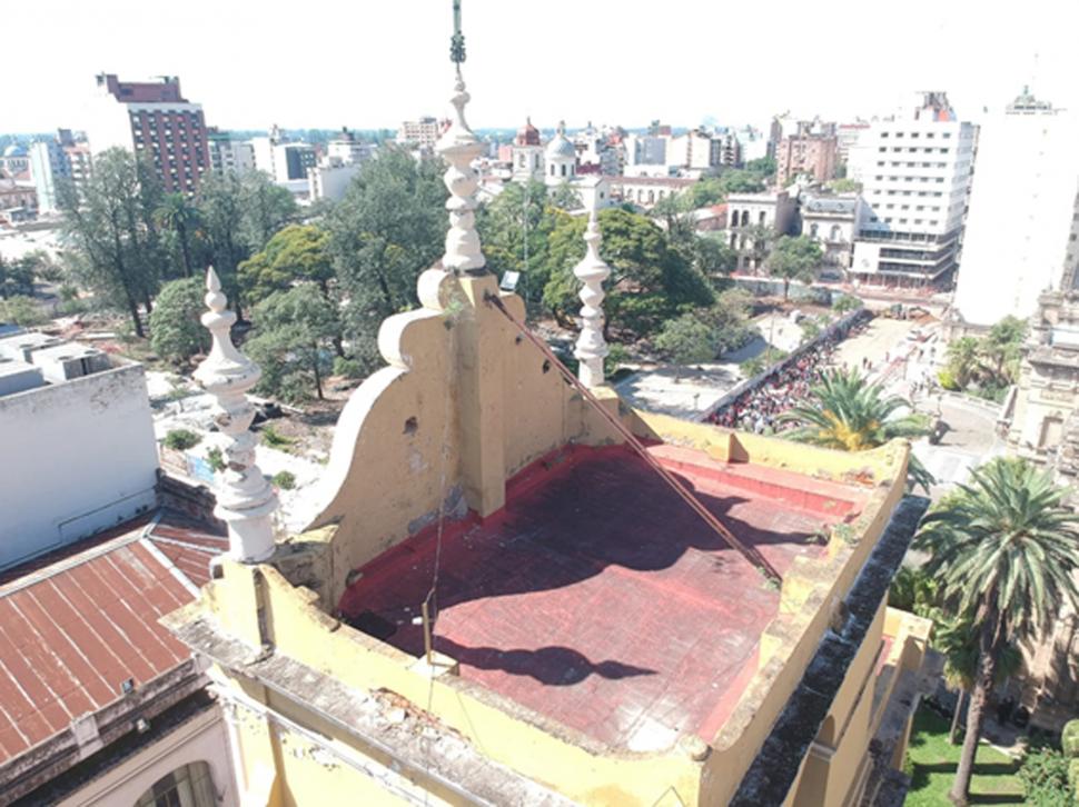 ENCIMA DEL CAMPANARIO. Imagen poco conocida de San Francisco. 