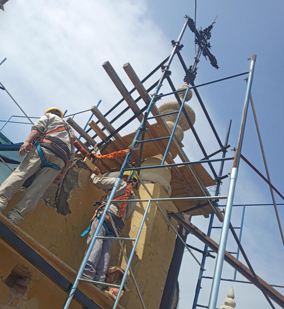 EN ACCIÓN. Trabajos sobre uno de los muros, en la base de un pináculo.