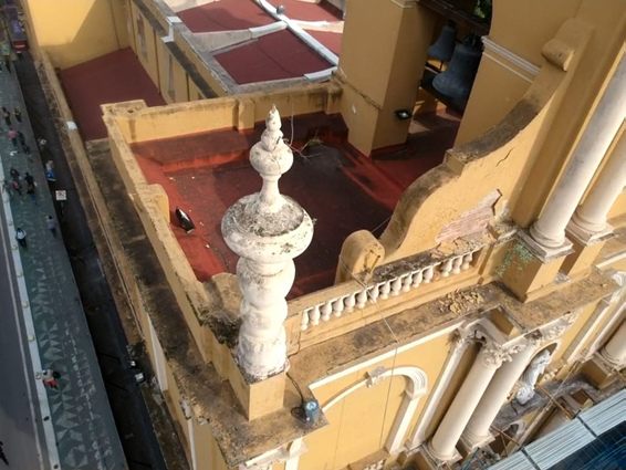 EN PRIMER PLANO. Así se destaca, visto desde arriba, uno de los pináculos. La foto es previa al inicio del plan de restauración.