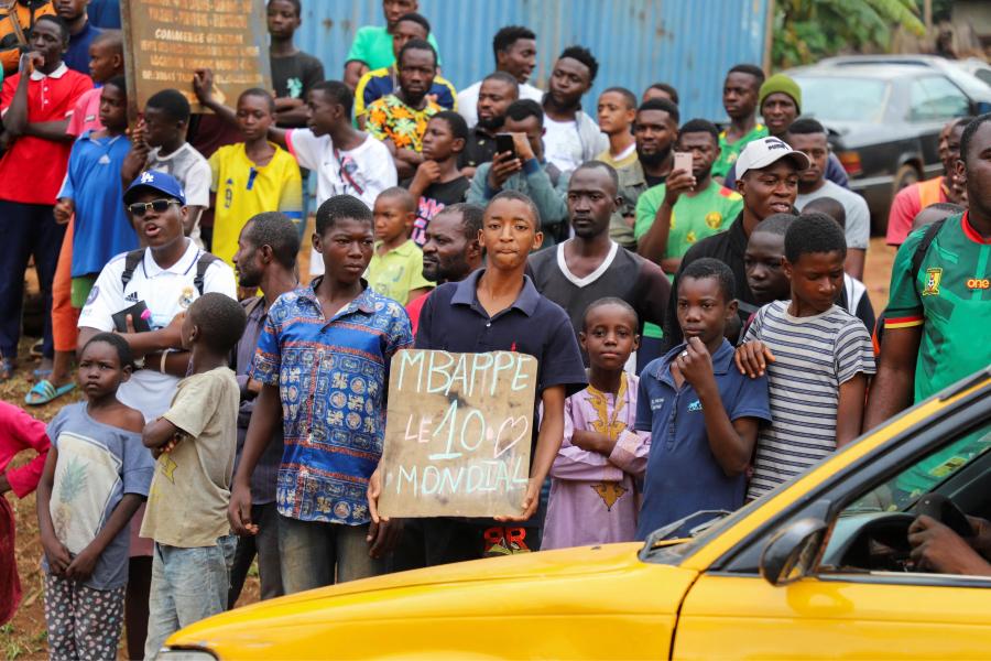 Cómo fue el increíble operativo de seguridad para custodiar a Mbappé en Camerún: camión militar y hombres armados