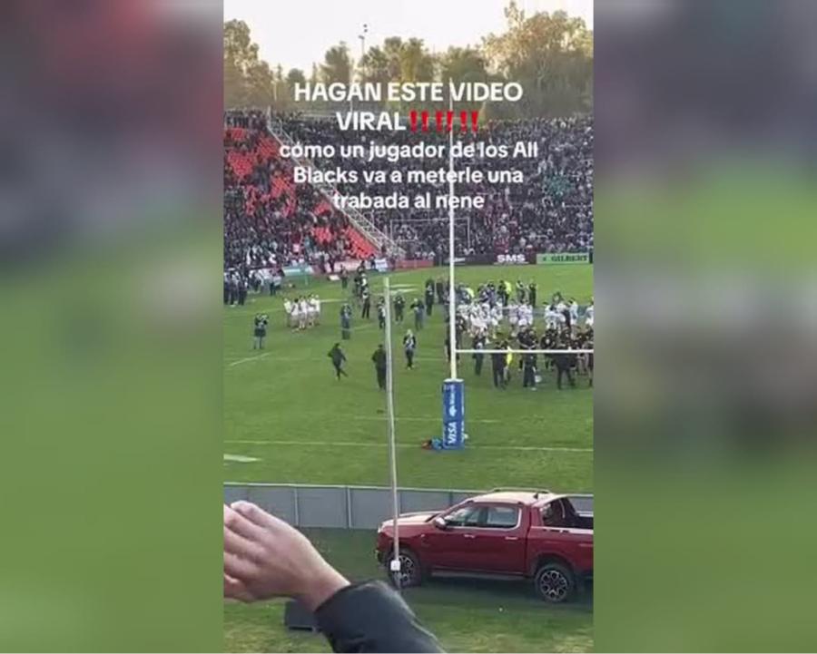 El repudiable momento en que un All Black golpeó a un niño que entró a la cancha para conocer a los jugadores.