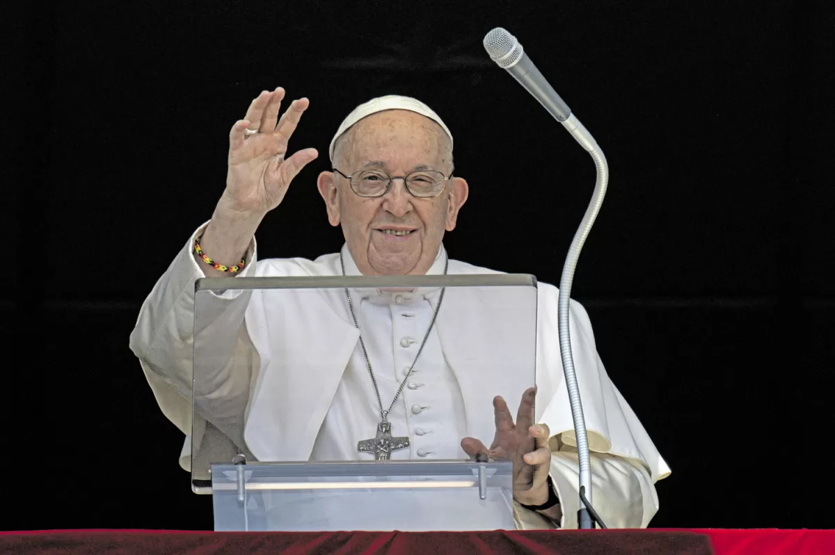 DESDE EL PALACIO APOSTÓLICO. El Papa bendijo a la multitud que se reunió en la Plaza de San Pedro para escuchar su rezo semanal del Angelus. Reuters 