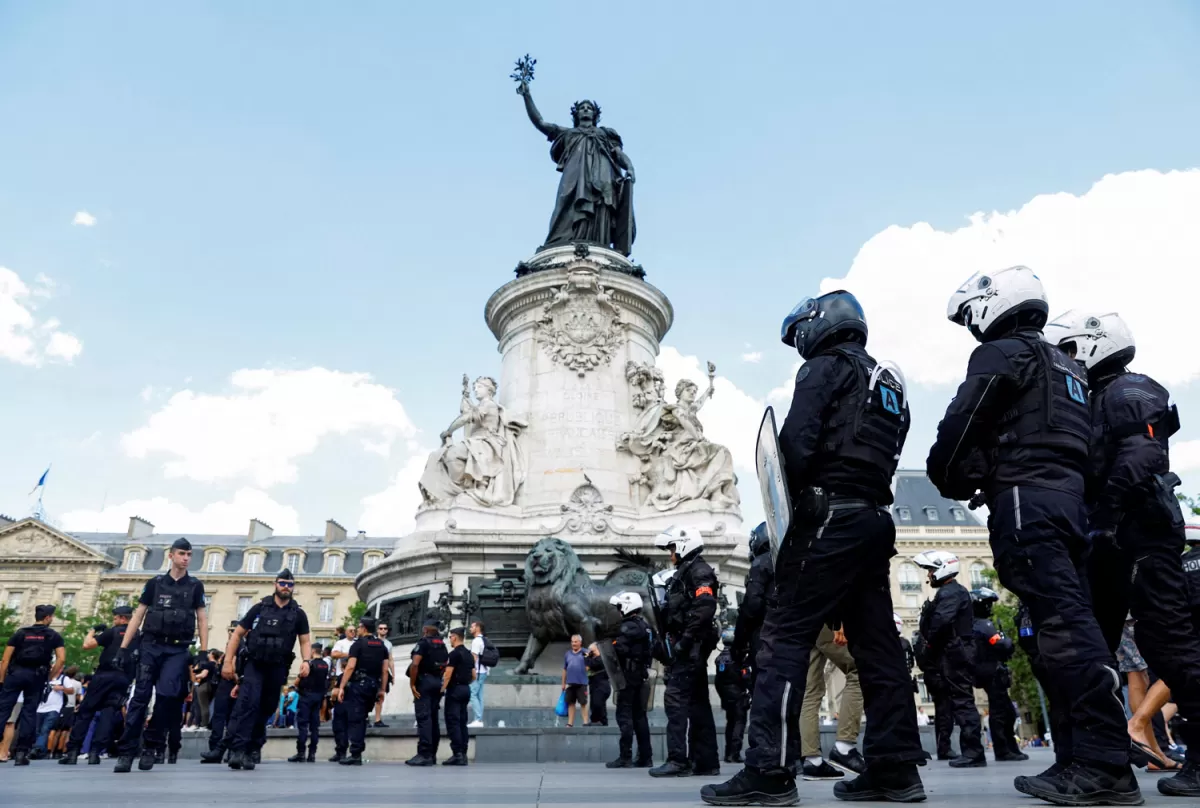 MEMORIA. Control policial en la marcha para recordar a Adama Traore. REUTERS