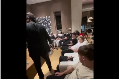 Video: el increíble momento donde un hipnotizador hizo creer a un grupo de amigos que Lionel Messi estaba presente