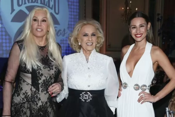 ¿Son ellos? La foto de Mirtha, Susana y Pampita con exceso de filtros en los Martín Fierro