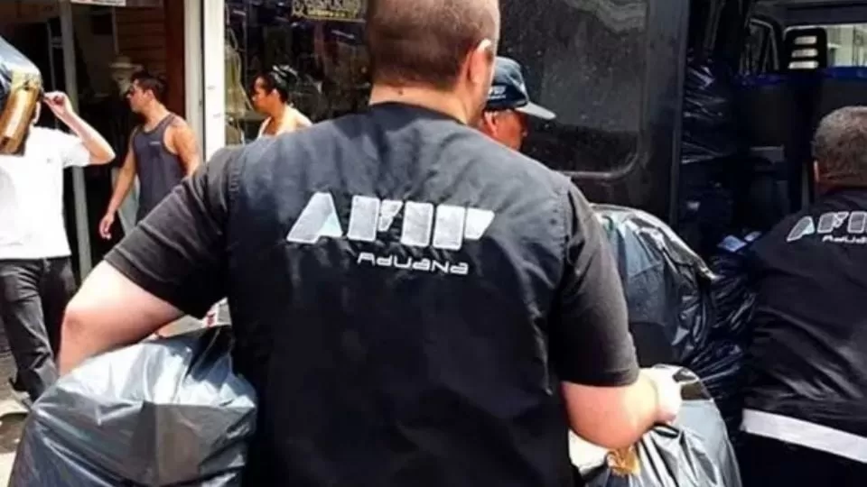 Allanan más de 20 bancos y financieras en una investigación por falsas importaciones