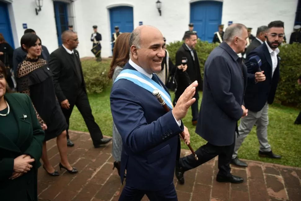 EN LA CASA HISTÓRICA. El Gobernador saluda mientras el vicegobernador, aunque elogia lo del gasoducto, lamenta la ausencia del Presidente. la gaceta / foto de inés quinteros orio