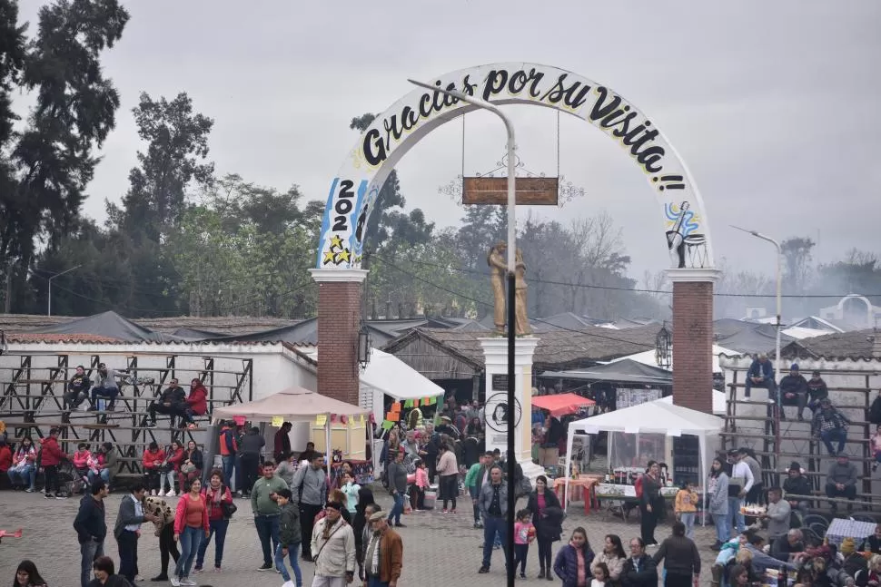 LA ENTRADA. Los clásicos ranchos de la feria, llenos de gente. LA GACETA/FOTO DE OSVALDO RIPOLL 