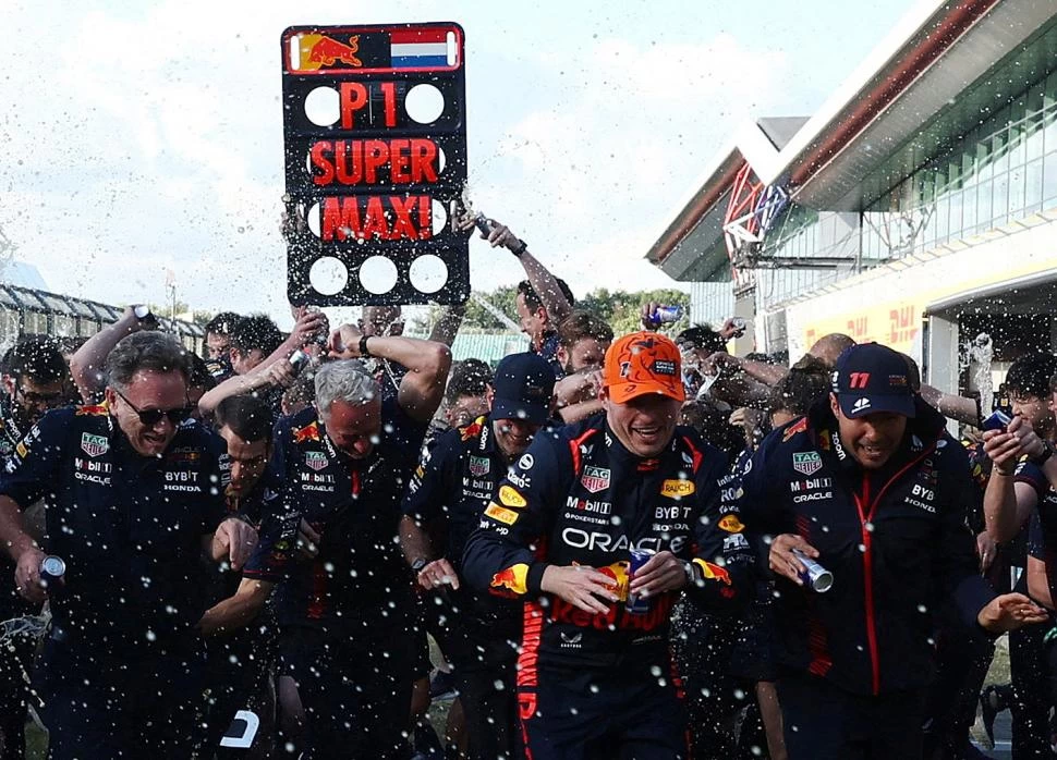 IMPARABLE. Max Verstappen festeja: ya le sacó casi 100 puntos al segundo. reuters