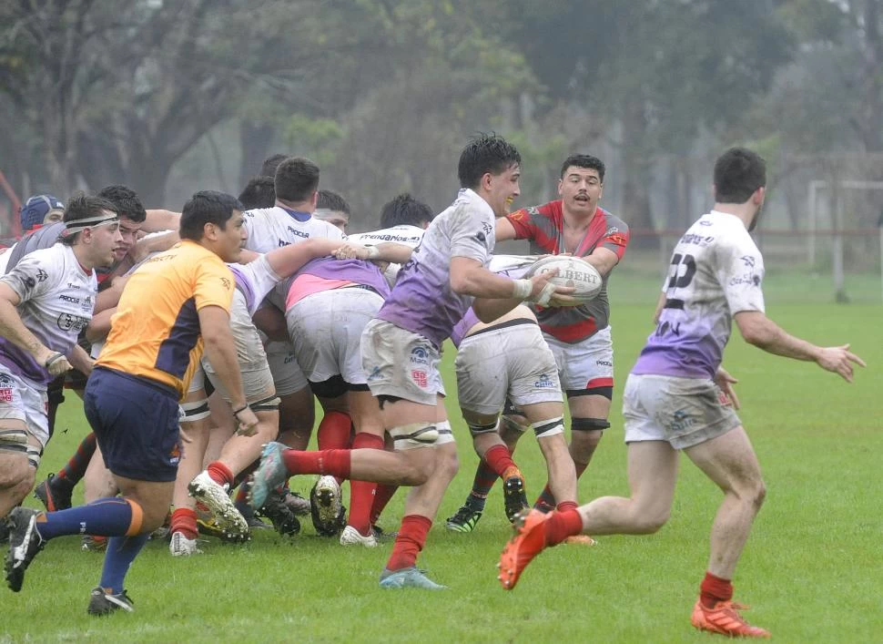 A CORRER. Bruno Gómez Urrutia aprovecha el espacio abierto tras el scrum. Lo Tarcos hizo su negocio en el primer tiempo y logró el octavo triunfo consecutivo. LA GACETA/FOTO DE ANTONIO FERRONI