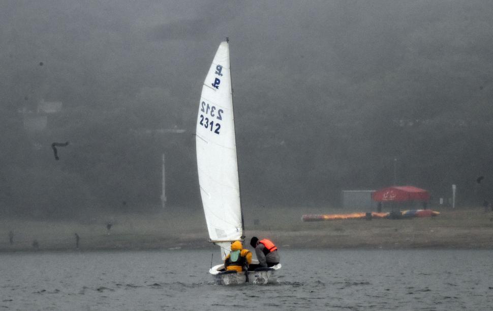 CONTRA EL VIENTO. Los tripulantes tuvieron demasiado trabajo en las salidas.  