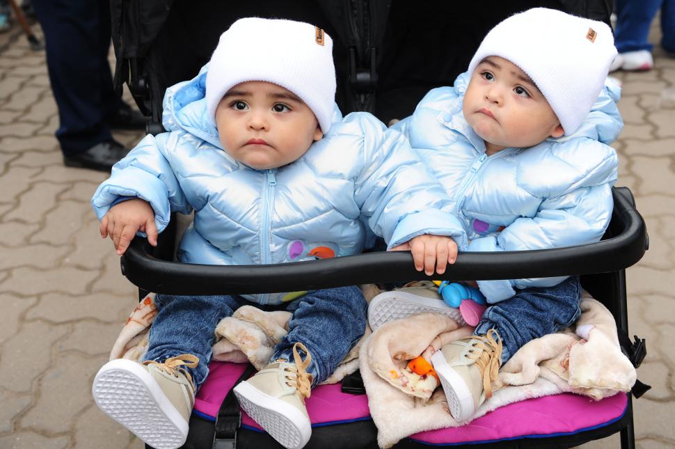 EN COCHECITO DOBLE. Pese al mal tiempo, Kylian y Eythan Morales (10 meses) disfrutan de su paseo y los espectáculos.  