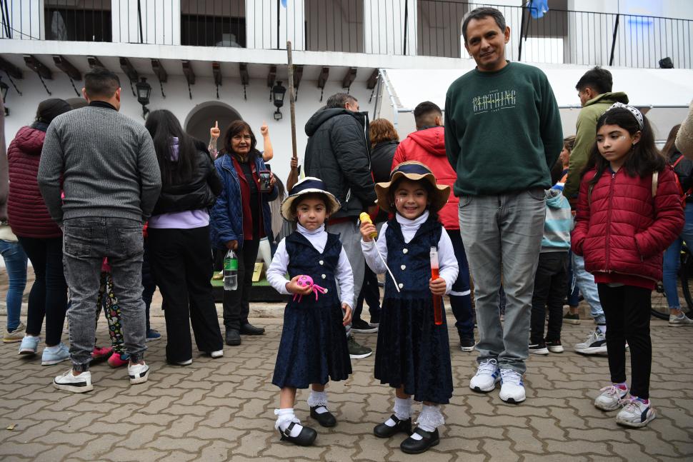 PEQUEÑAS MODELOS. Ana Paula y Ana Sofía Ardiles (3) viajaron, junto a su abuela y mamá, desde Santa Lucía.  