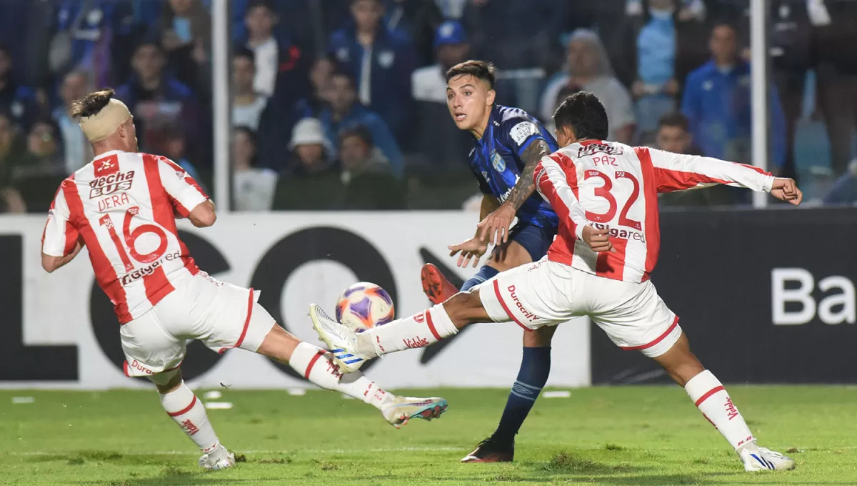 DETERMINANTE. Mateo Coronel le aporta vértigo a los últimos metros del ataque de Atlético Tucumán