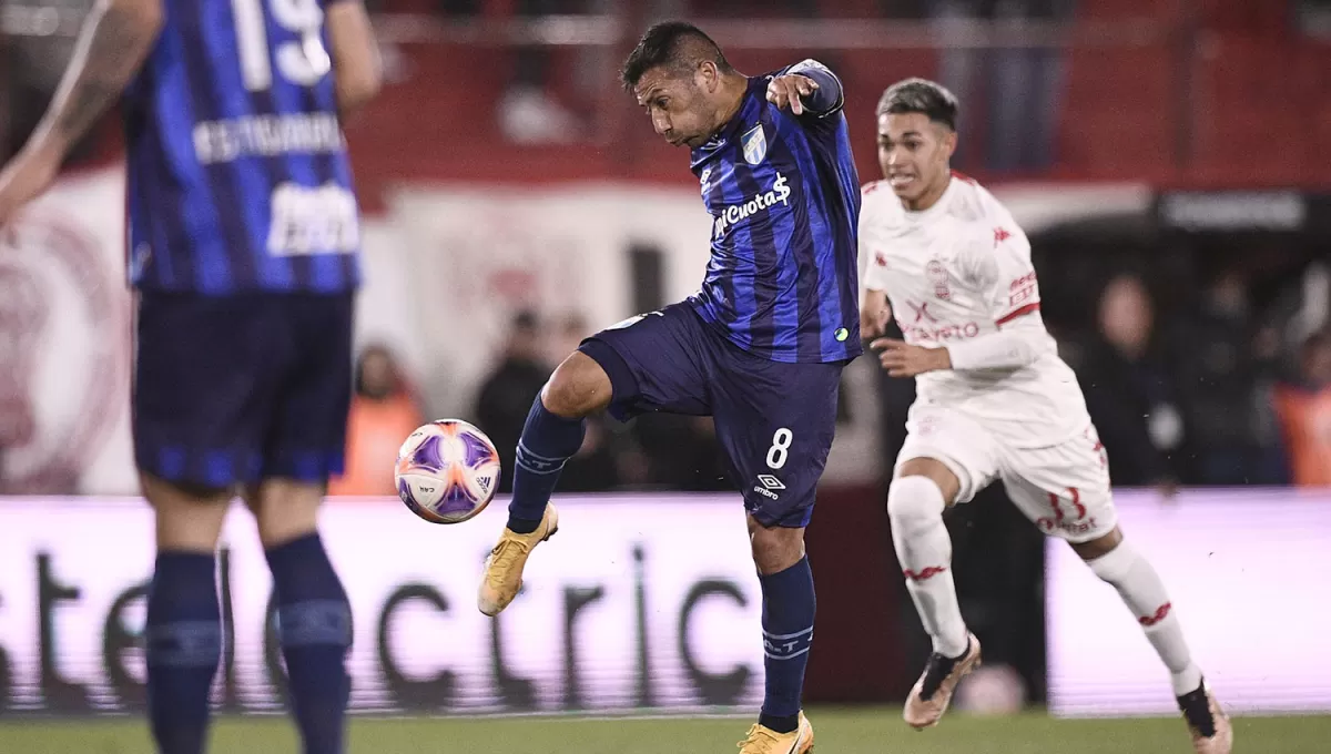 LEVANTADA. Guillermo Acosta es una de las piezas del mediocampo de Atlético Tucumán que lleva cuatro partidos sin derrotas.