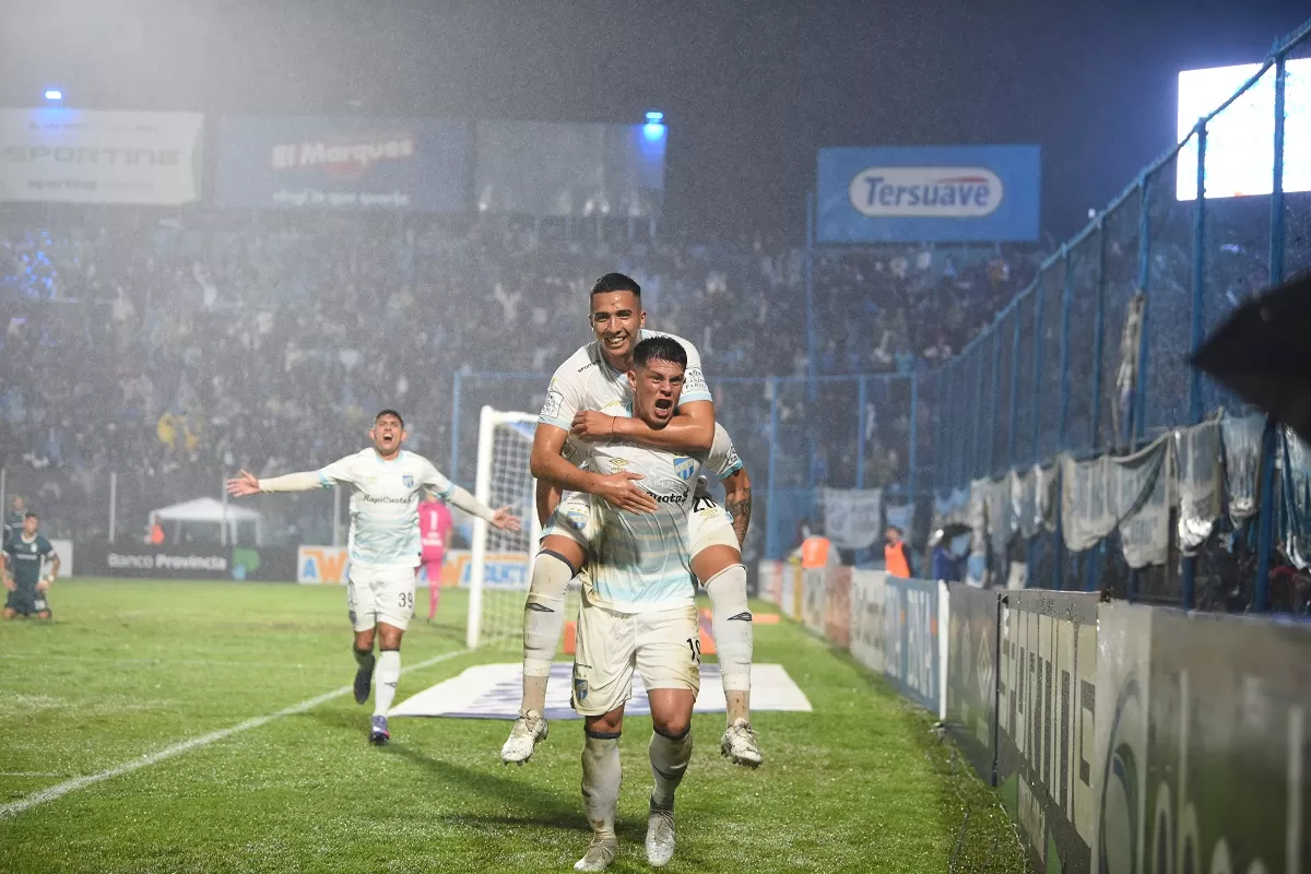 TODO ES FELICIDAD. Festejo del gol con el que se abrió el marcador