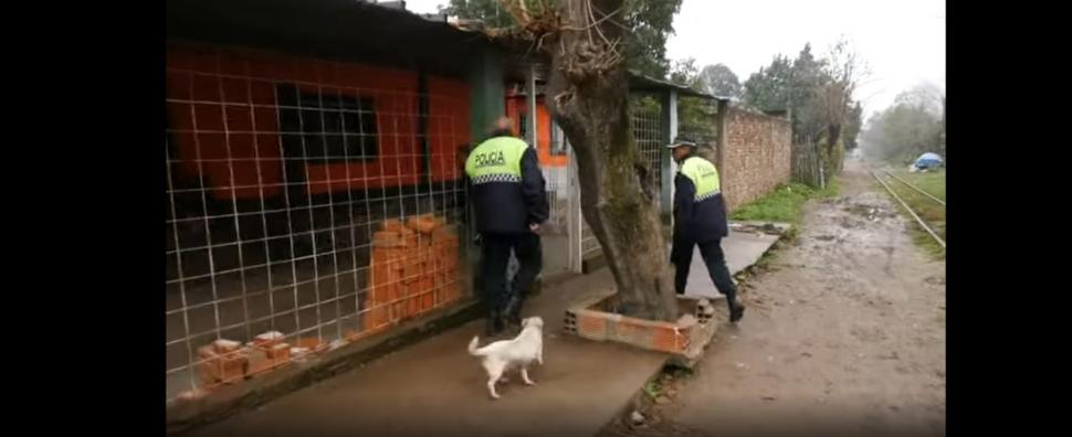 ALLANAMIENTO. La Policía irrumpe en una casa lindante a las vías.  