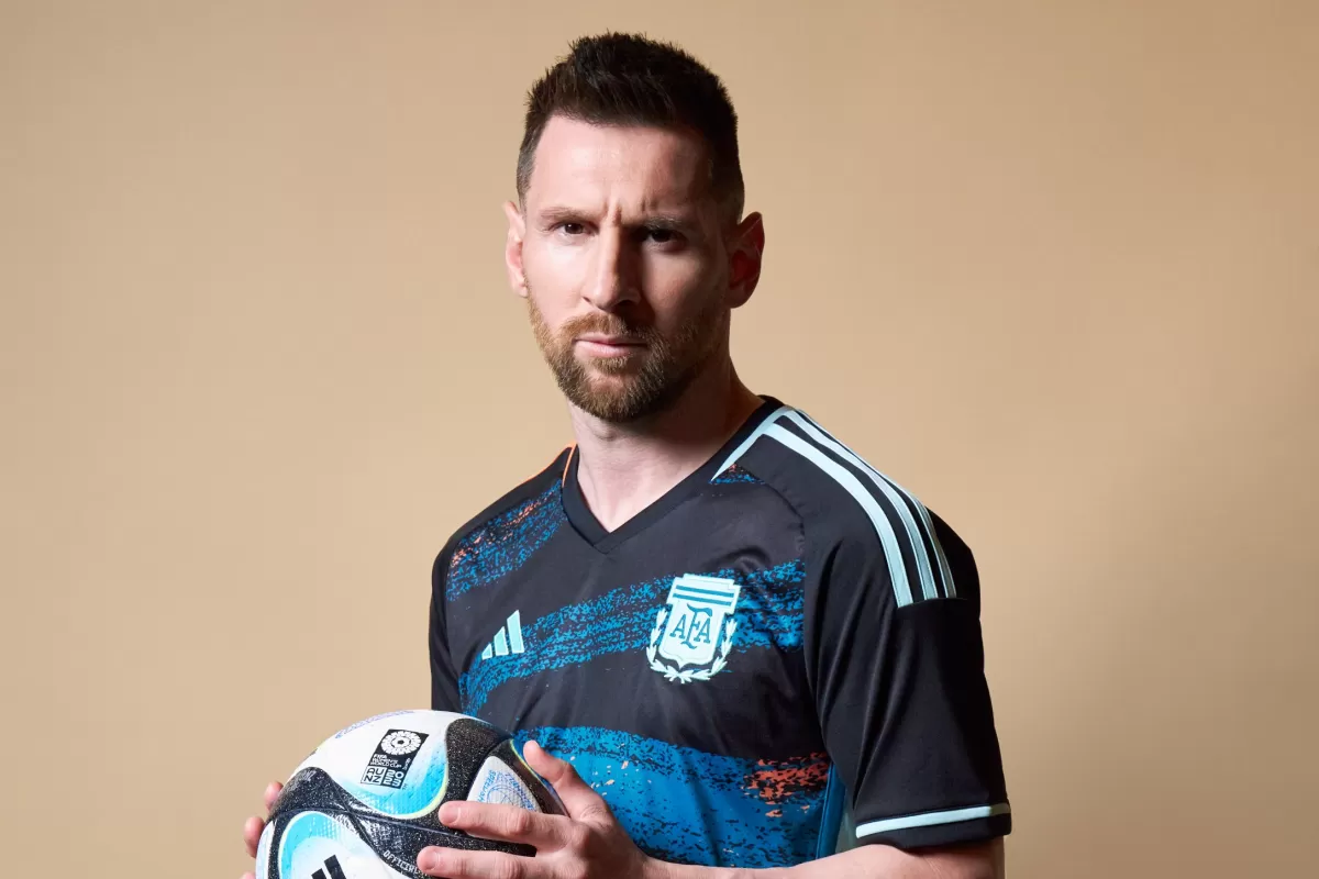 Lionel Messi con la camiseta del seleccinado femenino de fútbol