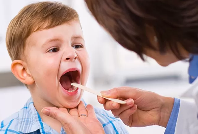 LA CONSULTA, FUNDAMENTAL. Ante fiebre alta y dolor de garganta, la mejor opción es llevar al paciente al médico para que indique un tratamiento. 