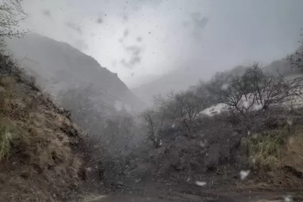 Invierno en Tucumán: la nieve sorprendió a los turistas en Tafí del Valle