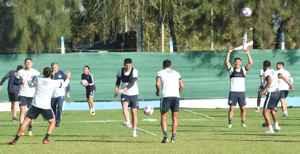 DISTENDIDOS. El “decano” espera cerrar el torneo de la mejor manera. El próximo objetivo es sumar ante Newell’s. En el centro de la imagen remata Estigarribia. la gaceta / foto de franco vera