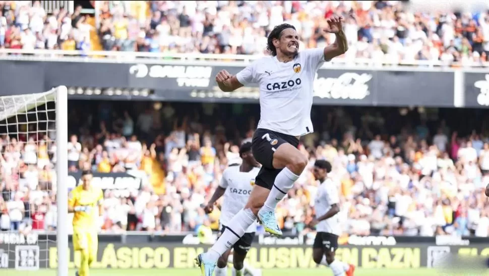 PROTAGONISTAS. Cavani (izquierda) juega poco en Valencia y quiere volver a Sudamérica. Por Varela (derecha) ofrecen U$S 8 millones por el 80% del pase. tyc sports