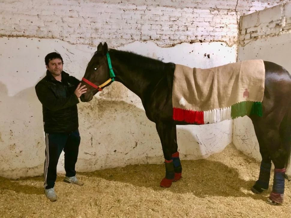 ESTÁ EN GRAN FORMA. Adrián Valiente junto a su caballo Pertinax Joy.  