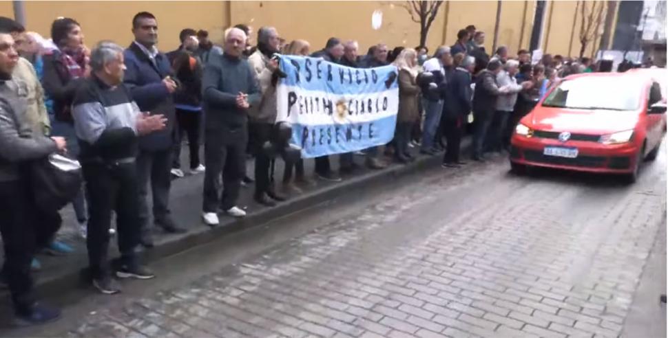 MIEMBROS DE LA FUERZA. El Servicio Penitenciario acompañó a la víctima.