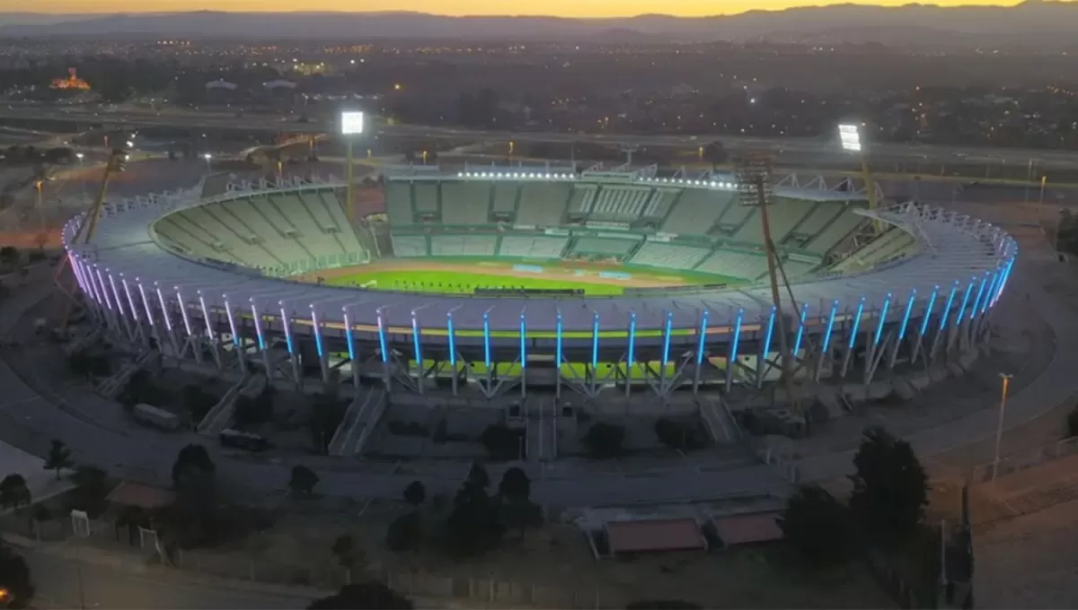 MÍTICO. La academia y los santos se enfrentarán en el histórico estadio del barrio Chateau Carreras.