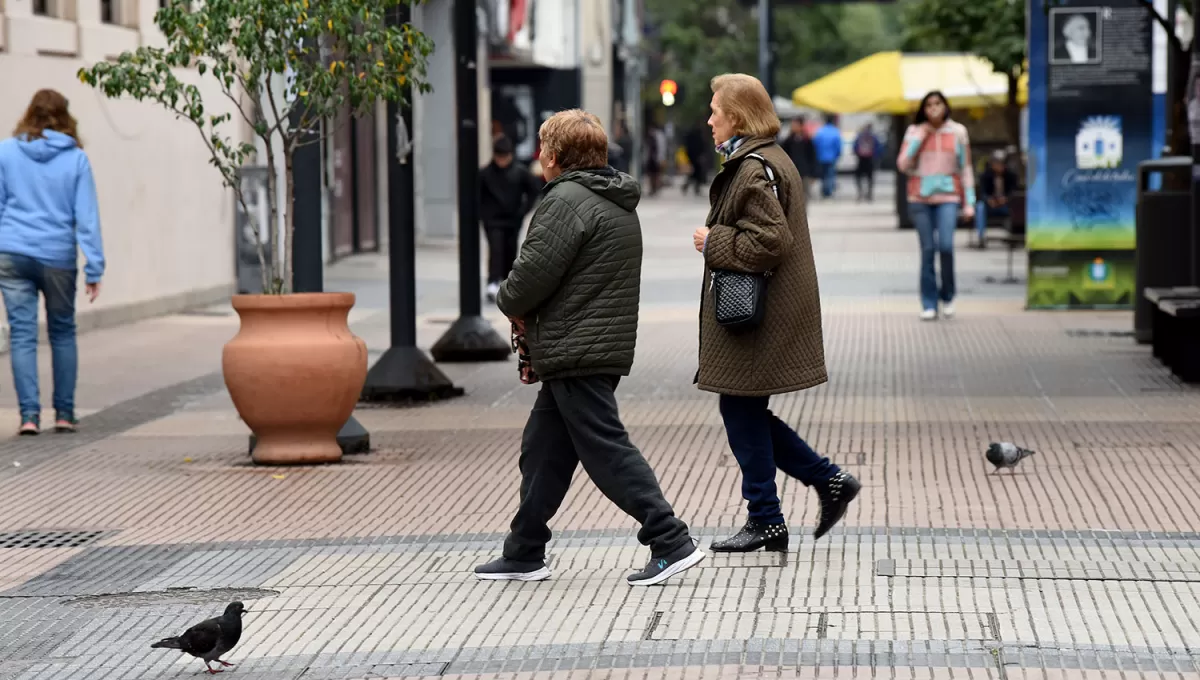 MUCHO ABRIGO. El frío de la mañana hará que las tucumanas salgan a la calle con toda la ropa que tengan a mano.