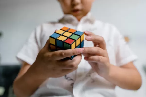 Misterio resuelto: cómo armar un cubo Rubik en simples pasos y con una canción