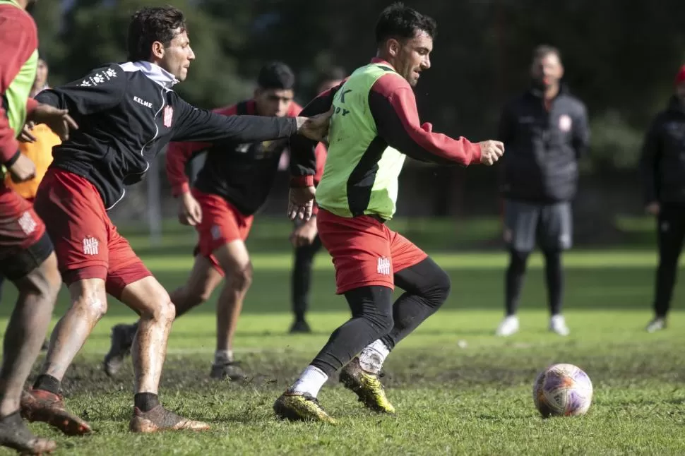 BIEN METIDOS. Pierce (podría jugar de titular en reemplazo de Abregú), intenta dominar la pelota ante la marca de Meritello, quien regresa tras cumplir la sanción. twitter@casmoficial