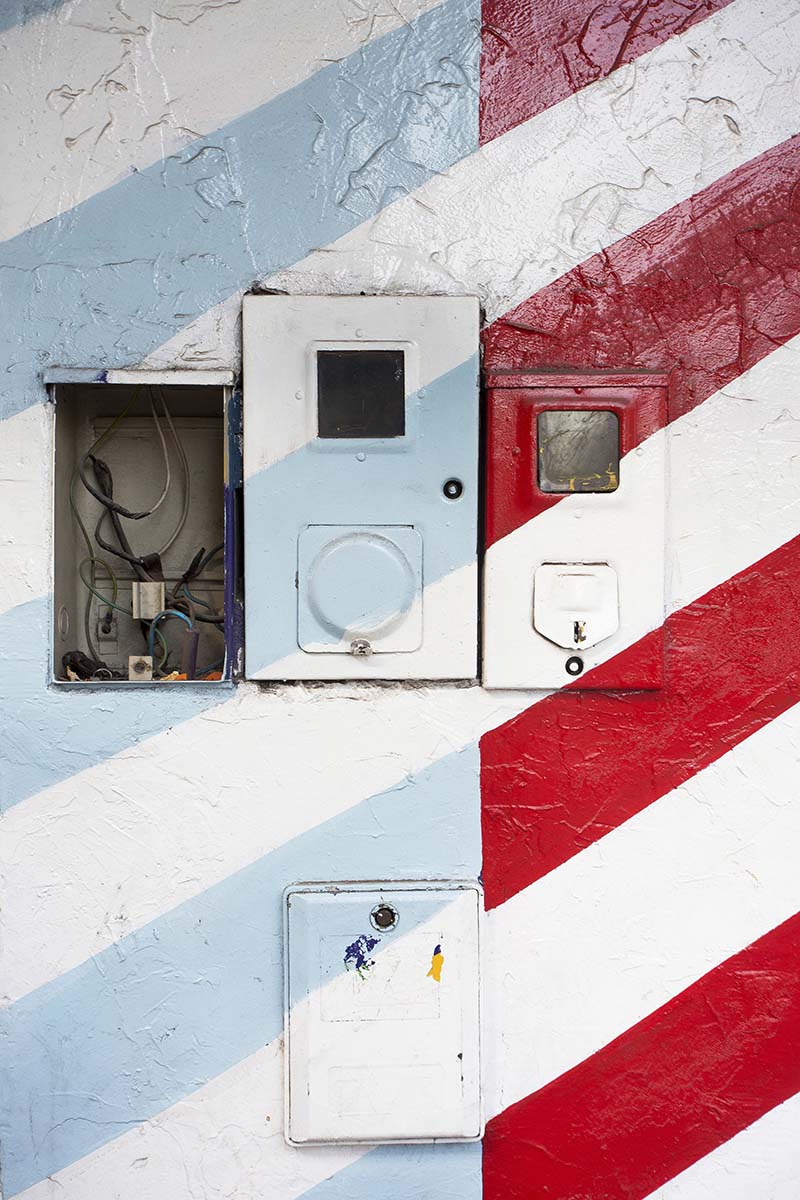 RAMÓN TEVES. Dos fotografías de la serie Topografías cromáticas. “Los medidores de luz eléctrica giran y marcan los vatios, interpretan la energía del transcurrir cotidiano”, afirma. 