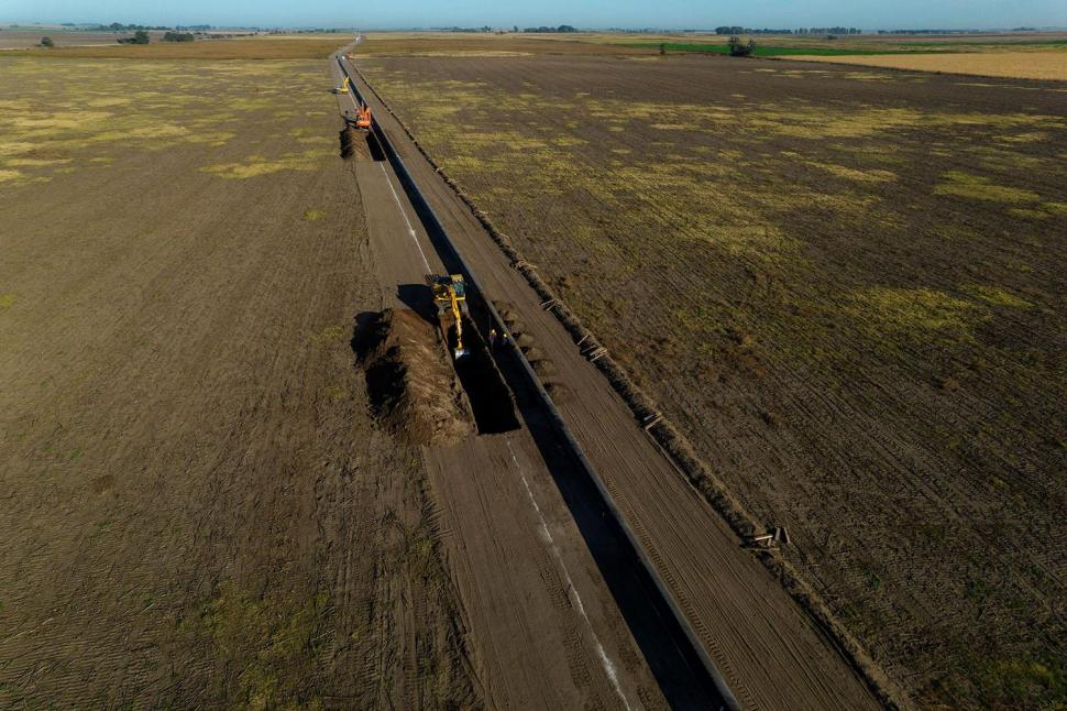 DE DÍA Y DE NOCHE. Las  empresas concretaron la obra en 178 jornadas  laborales, desde el 16 de noviembre. fotos reuters