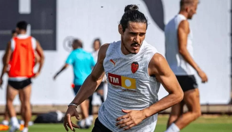 EN ESPAÑA. Cavani se entrenó ayer en Valencia, pero no seguirá en el club.  