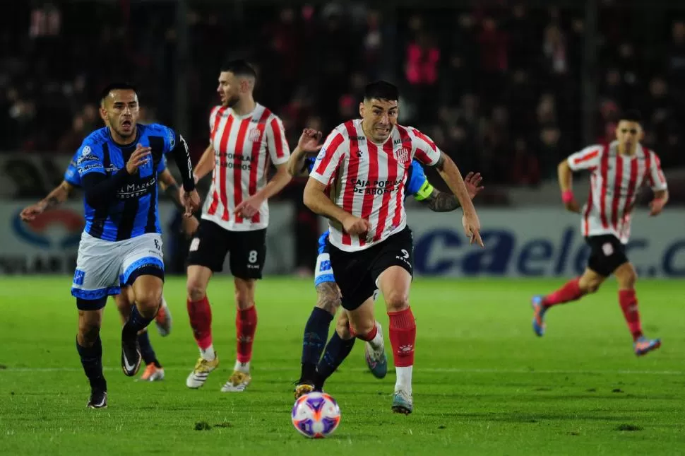 A LA ESPERA DE SU MEJOR VERSIÓN. Mateo Acosta pica con la mirada fija en la pelota. Hasta aquí el delantero no mostró lo mucho que San Martín espera de él. la gaceta / fotos de diego aráoz