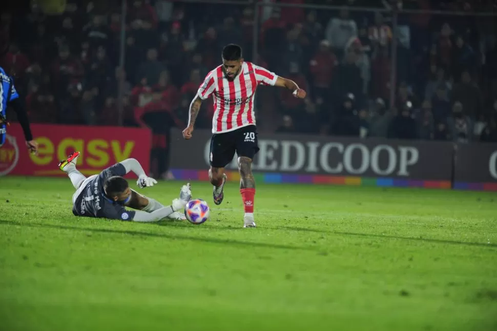 MAL RESUELTO. En tiempo agregado, Colazo controló y quiso amagar hacía adentro, pero Atamañuk le pellizcó la pelota. la gaceta / fotos de diego araoz