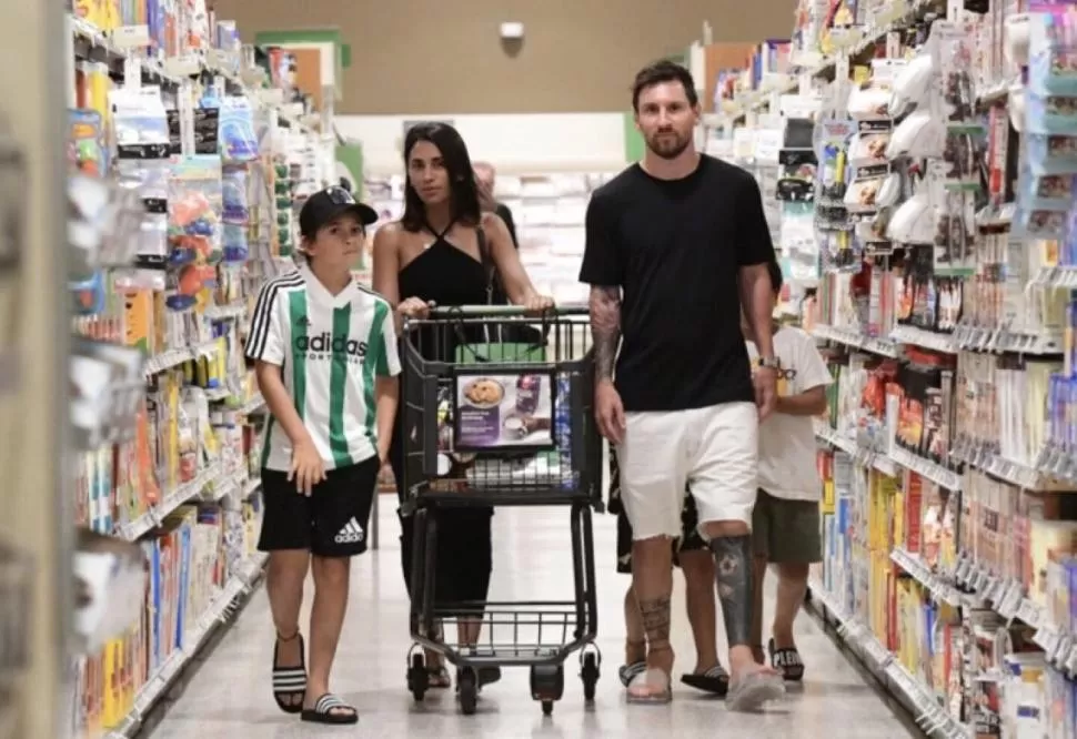 DE COMPRAS. Leo Messi con su familia en el súper, como cualquier vecino.  