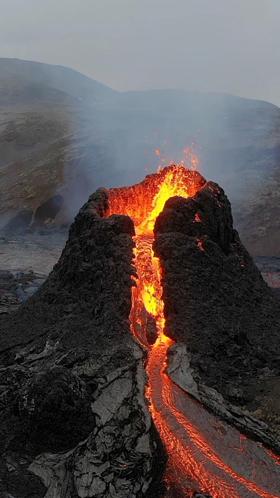 FUEGO EN ISLANDIA. El volcán Fagradalsfjall al suroeste de Reikjavik entró en erupción por tercera vez en los últimos tres años. 