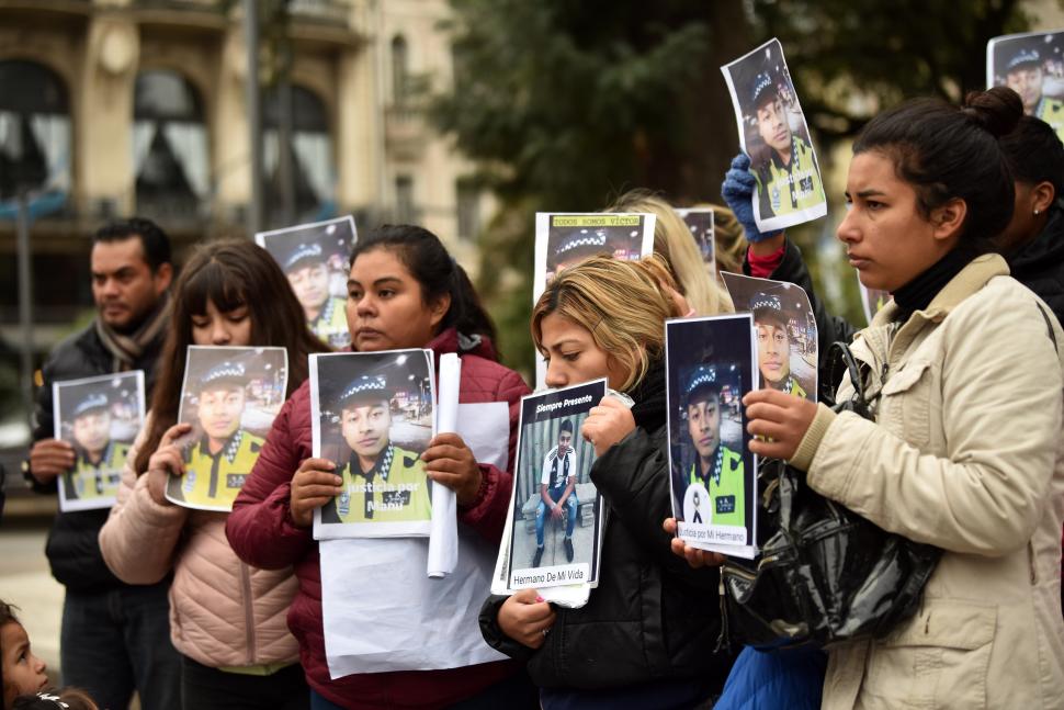 ACOMPAÑAMIENTO. Familiares de otras víctimas de la inseguridad dijeron presente en la marcha convocada por las familias de dos policías asesinados. 