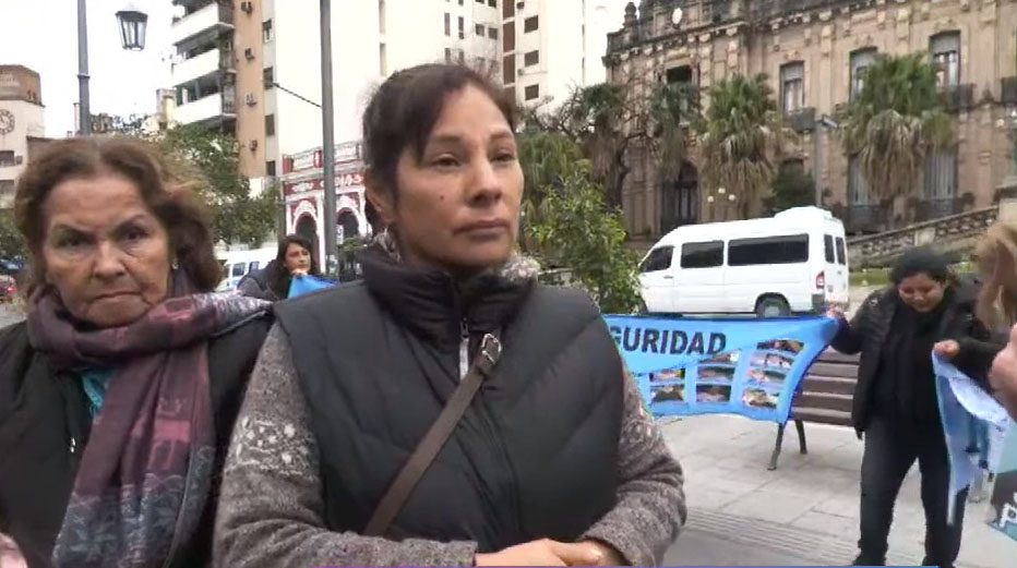 DE DUELO. Amigos y vecinos de Lazarte mostraron fotos del joven agente.