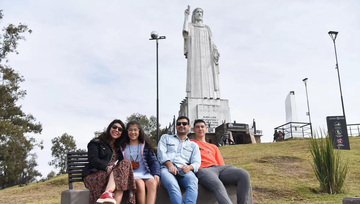 EN SAN JAVIER. El Cristo Bendicente es una de las paradas obligadas en uno de los puntos turísticos más cercanos a la capital.