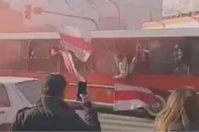 Video: dos hinchas de River cayeron desde un colectivo en movimiento y casi son atropellados