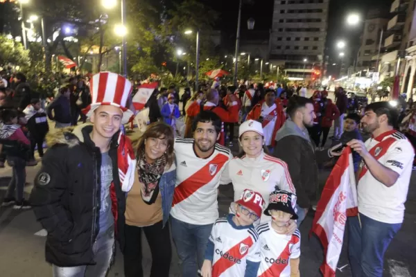 River campeón: la plaza Independencia se embanderó de rojiblanco