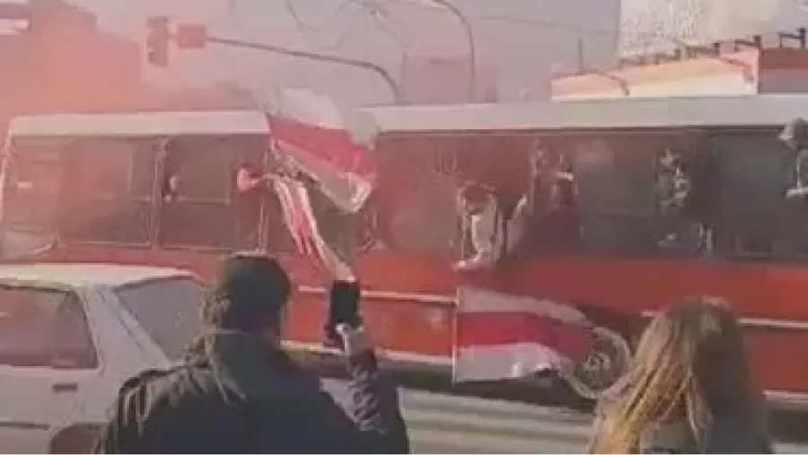 Dos hinchas de River cayeron desde un colectivo en movimiento y casi son atropellados.