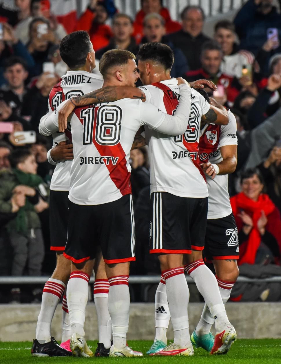 UNIDOS Y SOLIDARIOS. La solidez del plantel de River se notó en todo momento. 