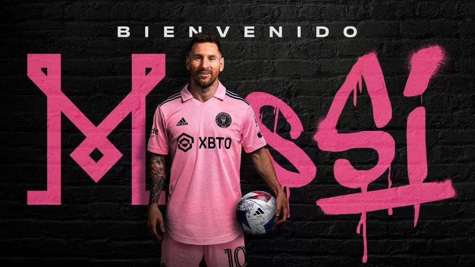 NUEVOS COLORES. Messi firmó contrato y fue presentado en Inter Miami. El “10” posó con la camiseta y con la pelota.  