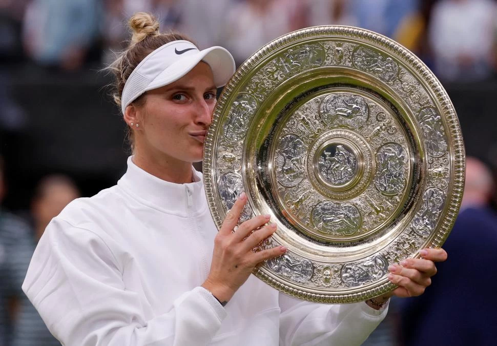 CAMPEONA. La checa Vondrousova dio el golpe y conquistó Wimbledon. reuters