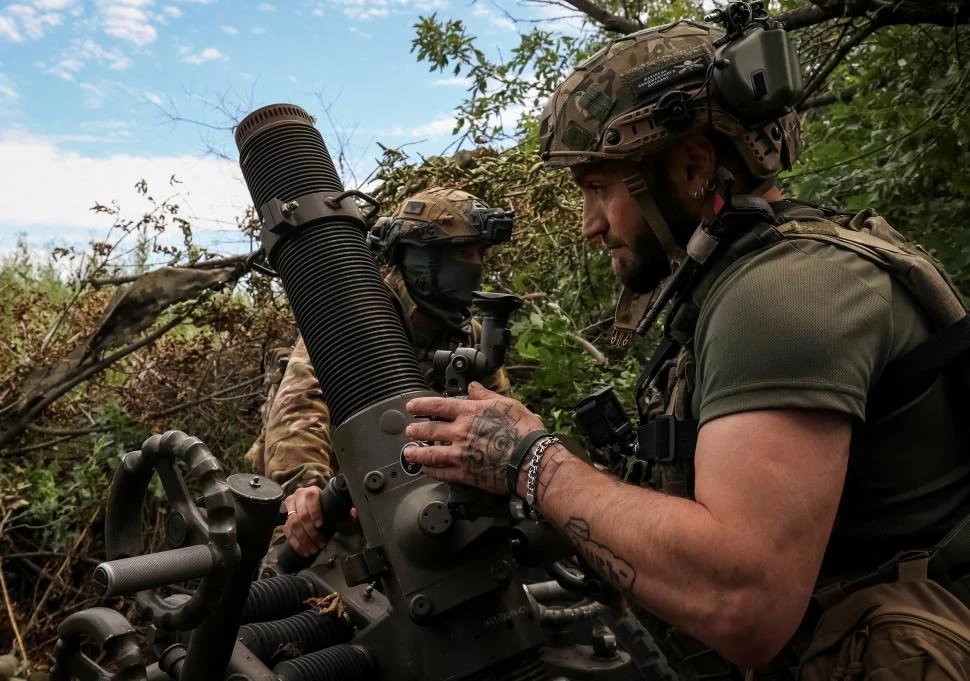 EQUIPO PESADO. Soldados de la brigada de montaña de Ucrania se preparan cerca de Bajmut.  reuters