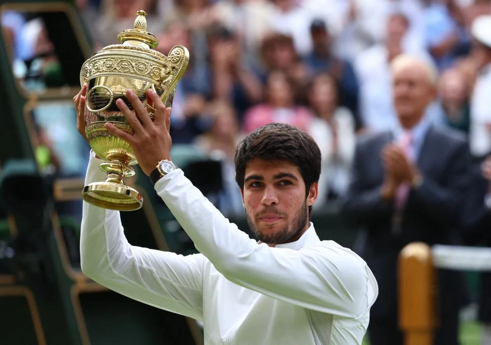 ¿CUÁNTAS VENDRÁN DESPUÉS? Es la primera copa que Alcaraz levanta en Wimbledon. Su juego se adaptó a la perfección al césped. REUTERS